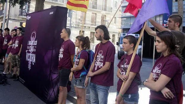 La Audiencia archiva el caso de los dos jóvenes de Arran que quemaron una fotografía del Rey en Palma