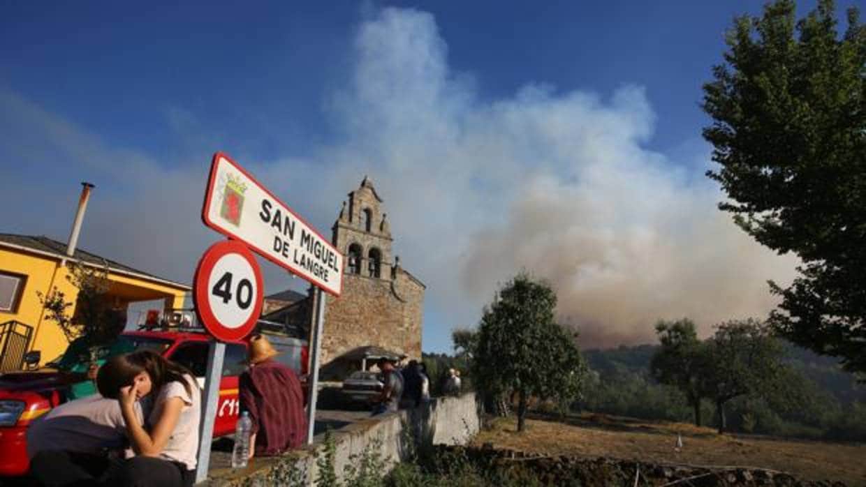 El incendio forestal declarado a primera hora de la tarde de este martes en el municipio leonés de Berlanga del Bierzo evoluciona favorablemente