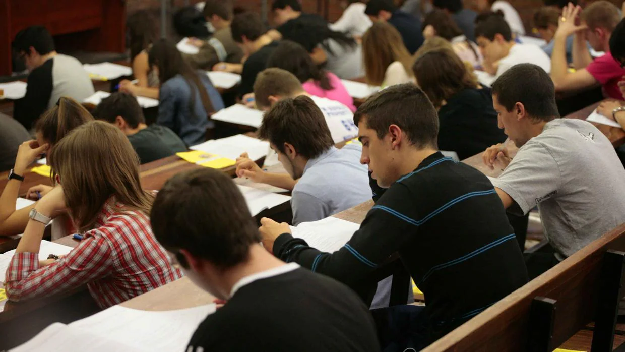 Alumnos se examinan de Selectividad en la Facultad de Económicas de la Universitatt de Barcelona