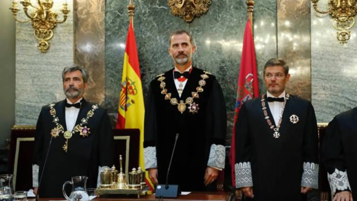 El rey Felipe VI entre el presidente del CGPJ (i) y el ministro de Justicia, Rafael Catalá