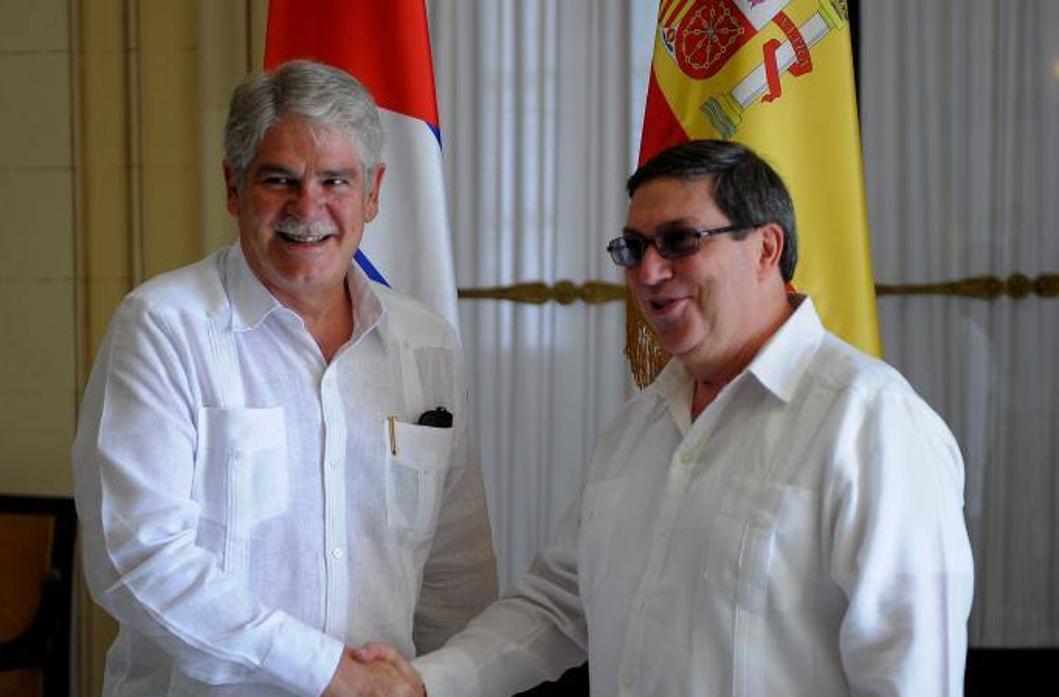 Dastis es recibido por su homólogo, Bruno Rodríguez, en su visita oficial a Cuba