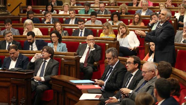 Letrados del Parlament alertan a Forcadell que leyes de ruptura chocan con el TC