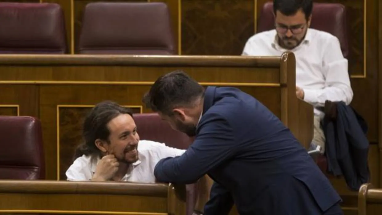 Pablo Iglesias conversa animadamente con Gabriel Rufián en el Congreso