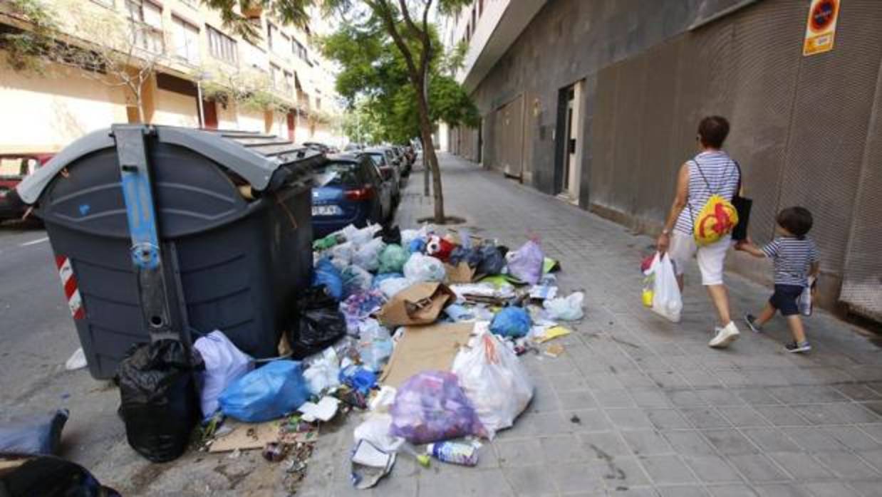La basura se acumula en Alicante por la huelga y el tripartito se vuelve a dividir