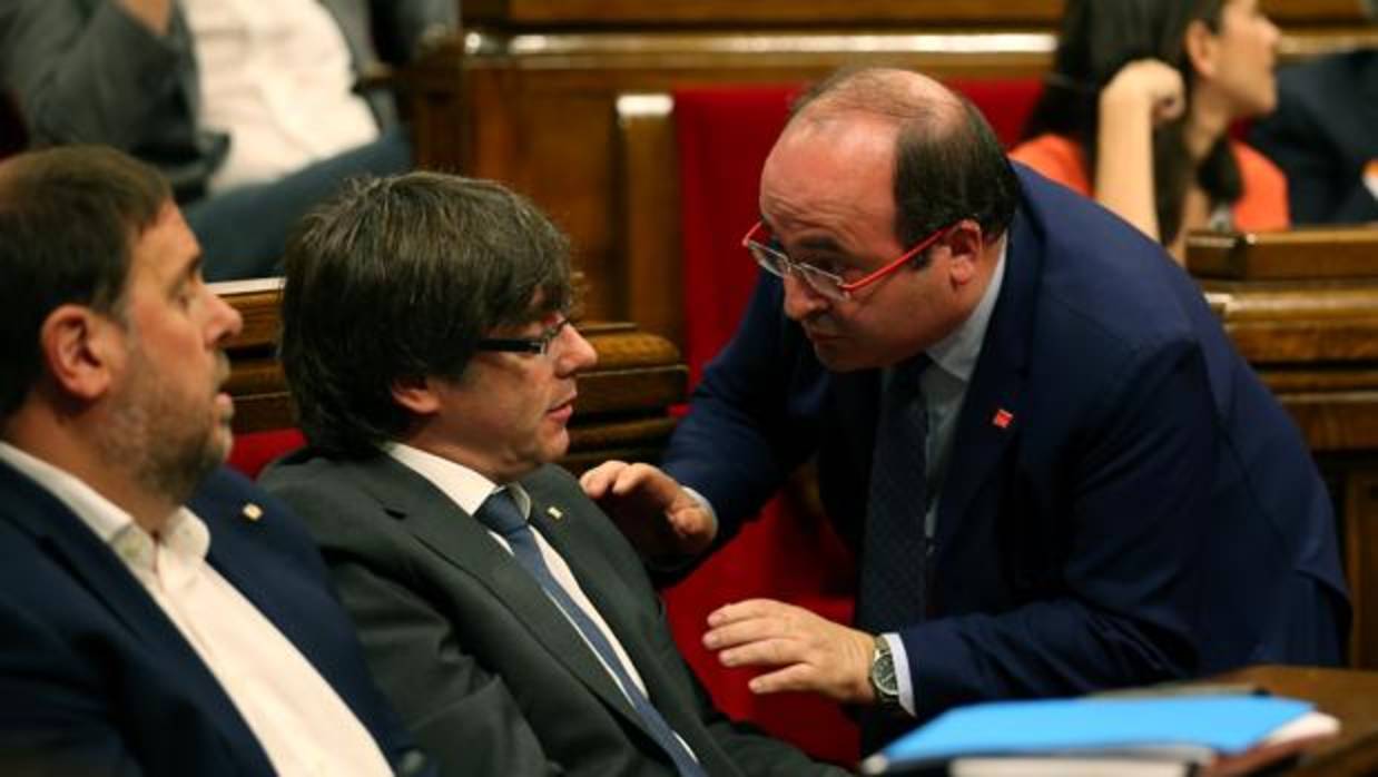 Miquel Iceta habla con Puigdemont y Junqueras en el Parlament