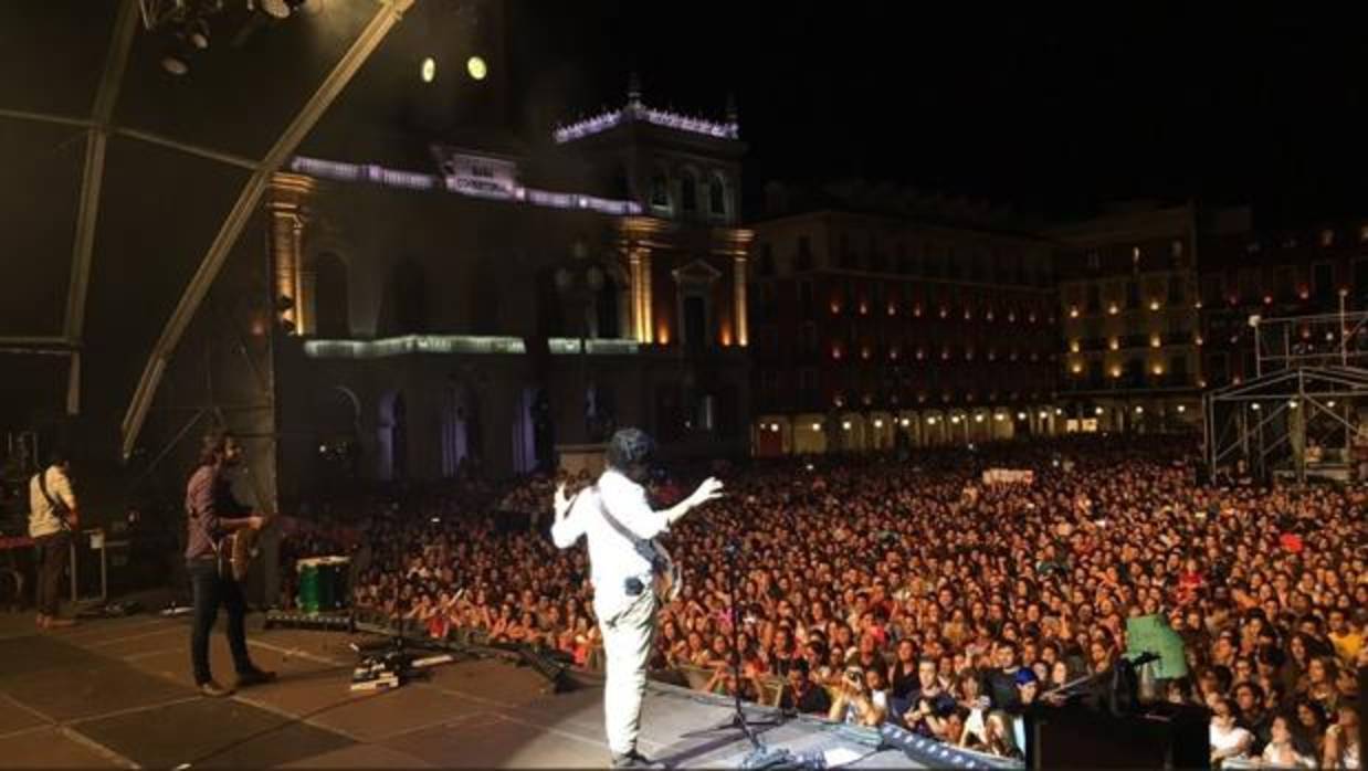 La Plaza Mayor de Valladolid colgó el cartel de «completo» ante los colombianos Morat