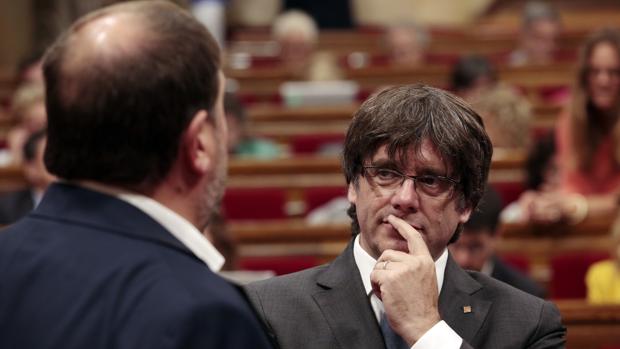 Puigdemont avala la tramitación de la ley del referéndum y acusa al TC de «golpe de Estado»