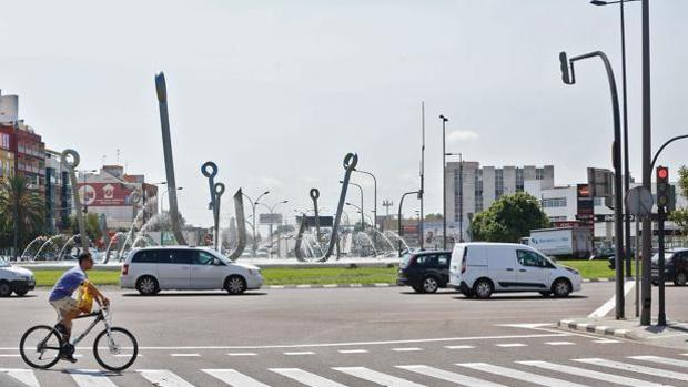 El juez deja libre con cargos al detenido por el atropello mortal de una mujer en la rotonda de los Anzuelos