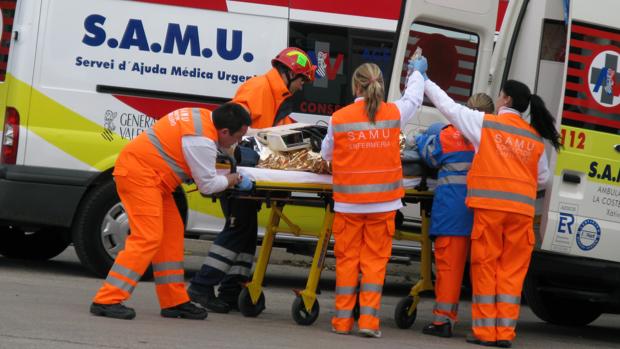 Una mujer de 84 años y un hombre de 37 resultan heridos tras ser atropellados por un coche en Valencia