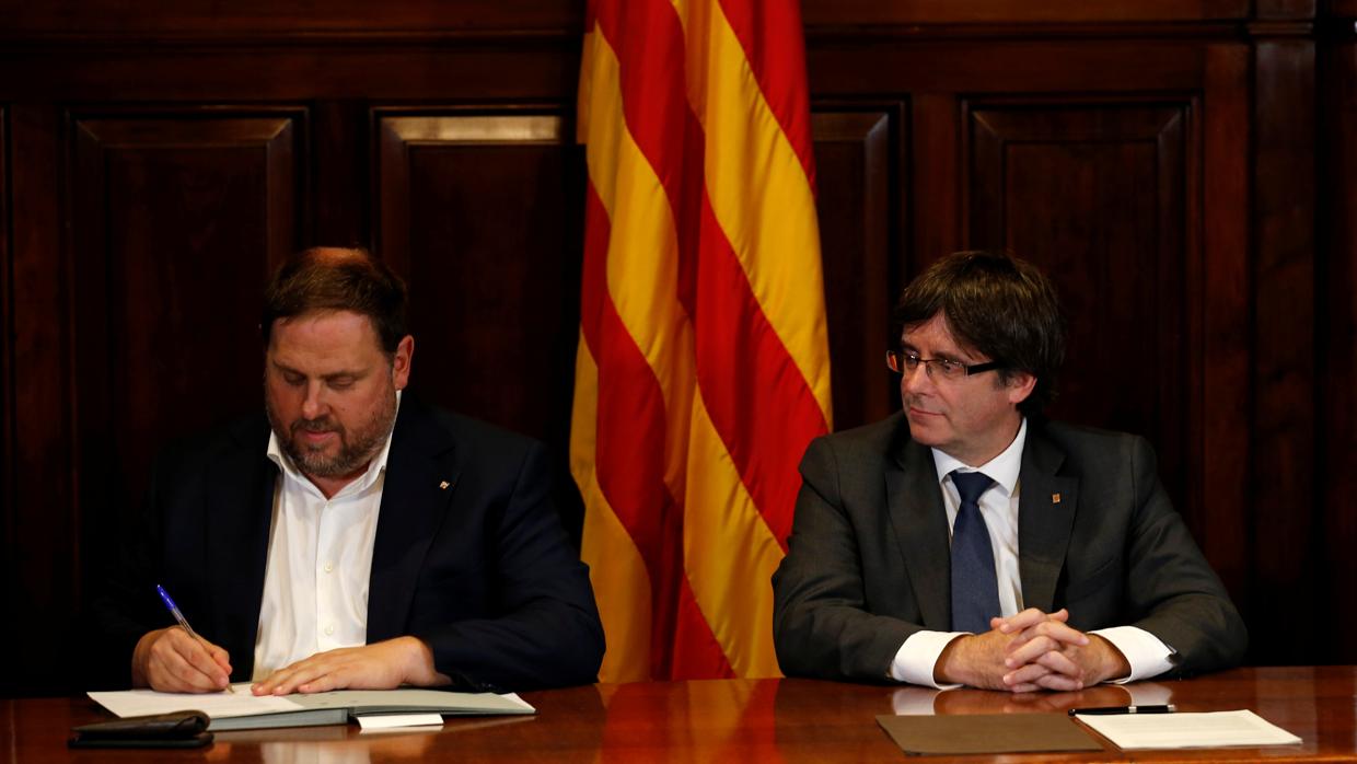 Oriol Junqueras y Carles Puigdemont, en la firma de la convocatoria del referéndum