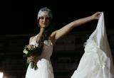 Una modelo, mostrando uno de los trajes de novia en la pasada edición de «Leganés se casa»