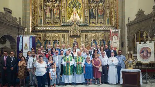 Grupo Seguidores de la Virgen, Caballeros y Damas de la Fuensanta con su Consiliario y el Deán de la Catedral