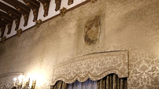 Detalle del hueco en la pared donde estaba el retrato de Su Majestad