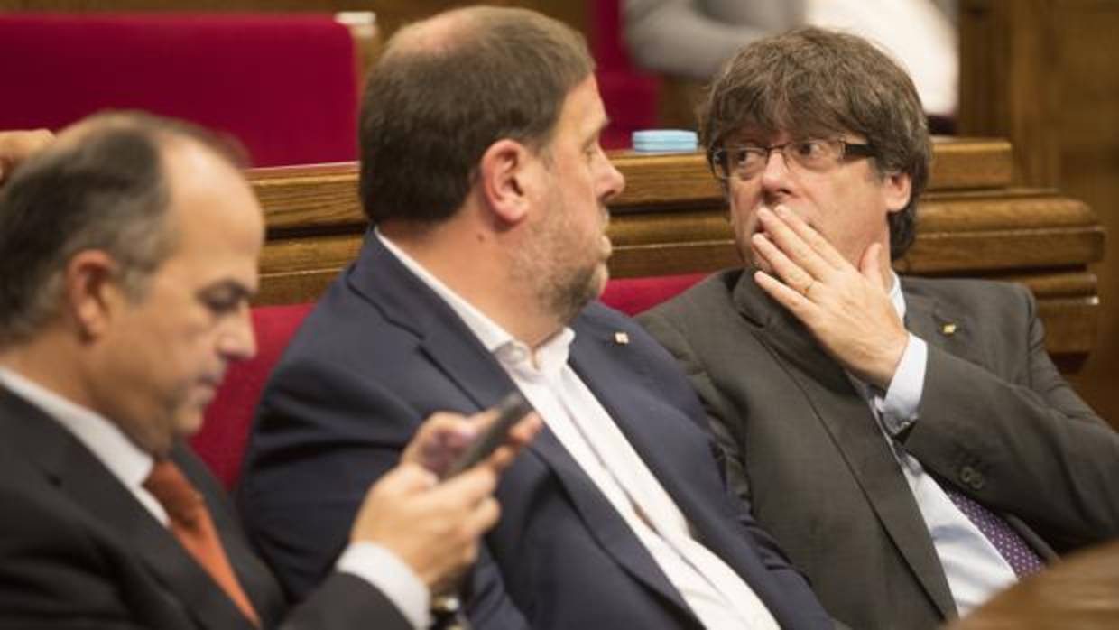 Puigdemont habla con Junqueras en el Parlament