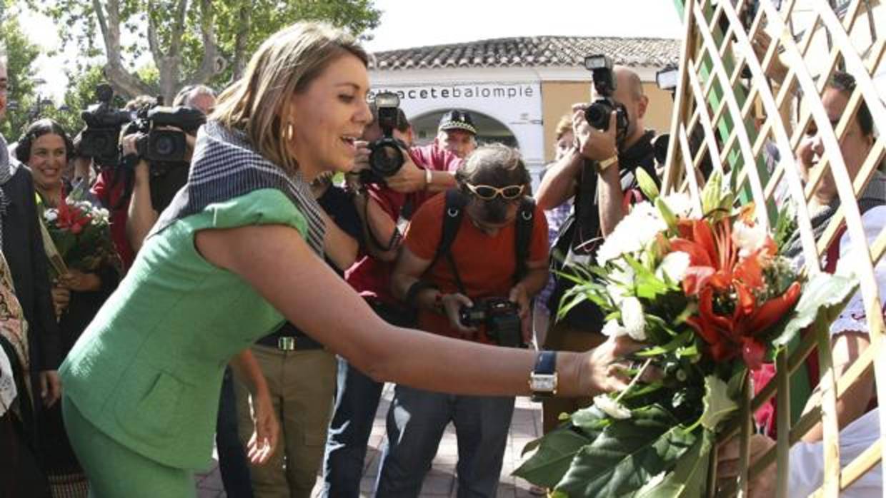 Cospedal ofrece un ramo de flores en ofrenda a la Virgen de los Llanos en la Feria de Albacete (Archivo)