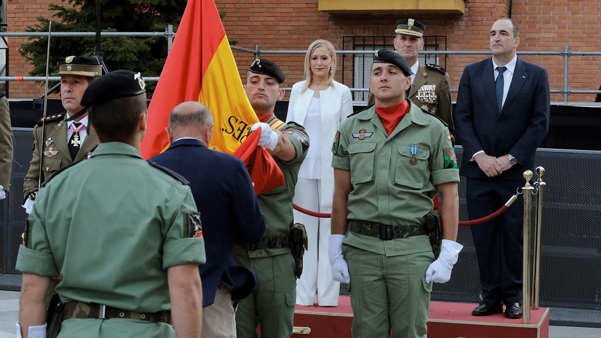 La presidenta Cifuentes, durante la jura de bandera de civiles organizada el pasado sábado en Algete