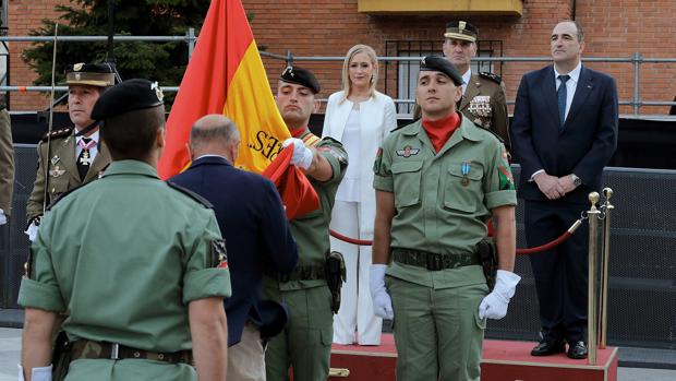 Cifuentes critica los «recelos» de Podemos hacia la bandera española