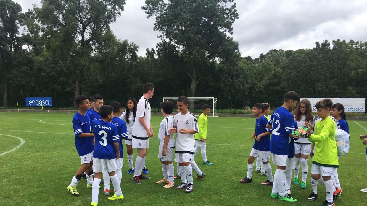 Varios niños de la Fundación Real Madrid se disponen a jugar un partido