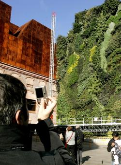 Fachada y jardín vertical de Caixa Forum Madrid