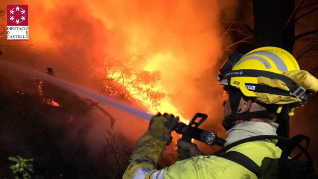 Los bomberos controlan un incendio forestal en la Serra d'en Galceran