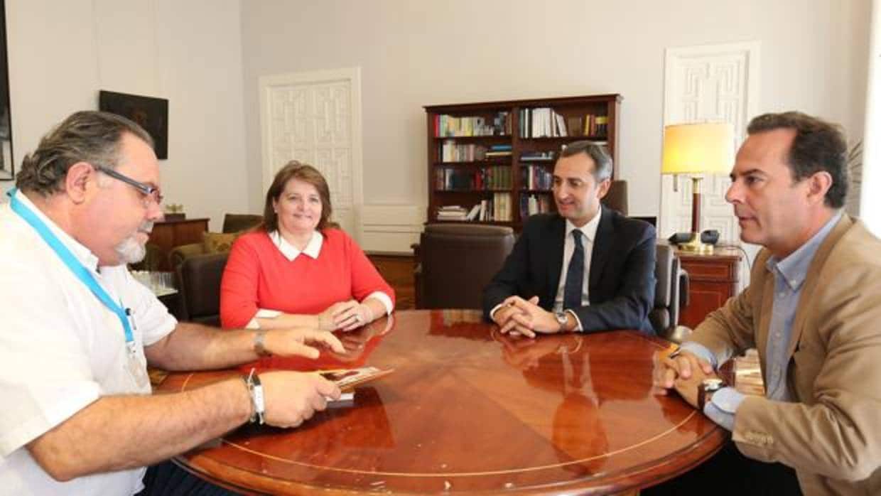 Imagen de la reunión del presidente de la Diputación de Alicante con los presidentes de CONCAPA y FAPA