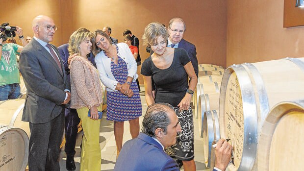 La ministra de Agricultura, Pesca, Alimentación y Medio Ambiente, Isabel García Tejerina, destacó ayer el «excelente» primer semestre del año en las exportaciones de vinos de la Castilla y León