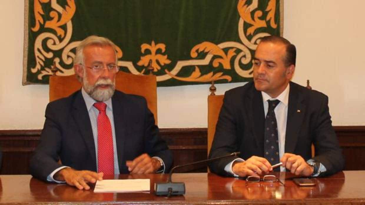 Julián Gregorio, a la derecha, junto con el alcalde de Talavera, Jaime Ramos, este martes en Talavera