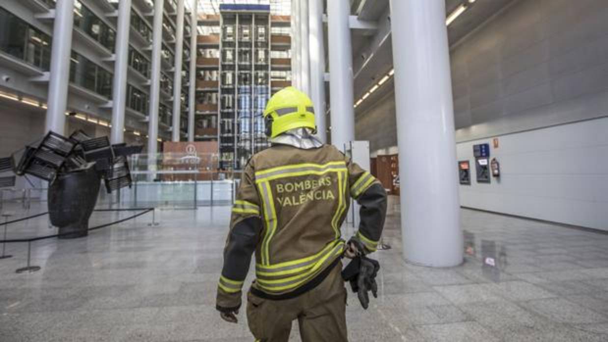 Imagen de un agente de Bomberos tras el incendio en Ciudad de la Justicia