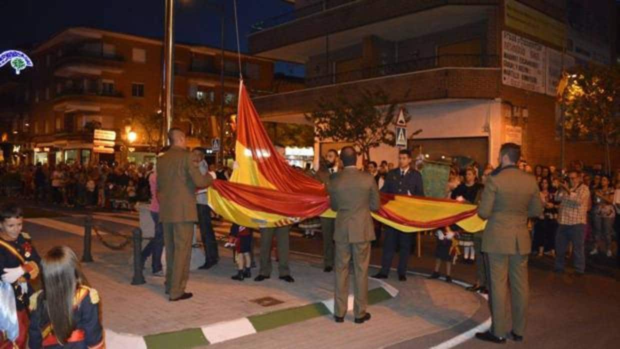 Militares de la localidad izan la bandera nacional dando inicio a las Fiestas de Fuensalida