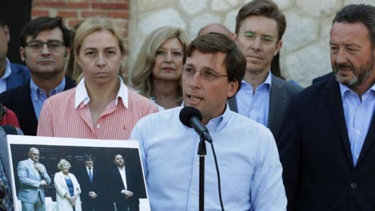 El portavoz del PP en el Ayuntamiento de Madrid, José Luis Martínez-Almeida, denuncia el acto de Matadero