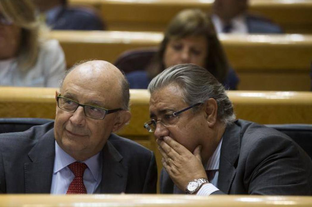 Los ministros Montoro y Zoido durante la sesión de control al Gobierno en el Senado