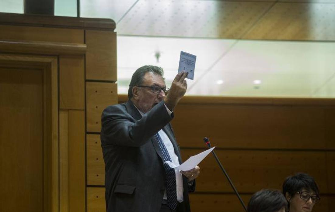 Un diputado del PdeCat exhibe una papeleta del pretendido referéndum del 1-O