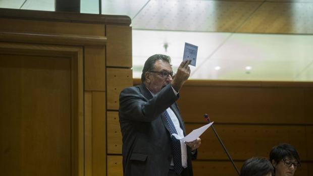 Un senador del PdeCat blande ante Rajoy una papeleta del 1-O