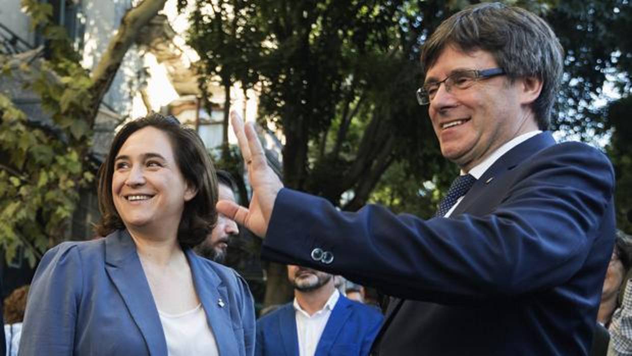 El presidente de la Generalitat, Carles Puigdemont, junto a la alcaldesa de Barcelona, Ada Colau (i)