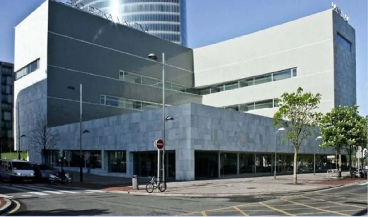Multa de 360 euros por propinar una paliza a su profesor en plena calle en Bilbao
