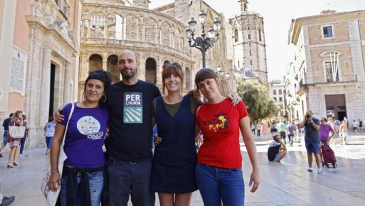 Anna Gabriel con simpatizantes de la CUP este miércoles en Valencia antes del acto reivindicativo del referéndum