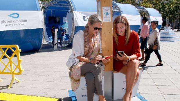 Sandra Gómez visita la exposición de Global Omnium