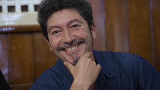 González Moreno, ganador del premio Novela Café Gijón por «La mujer de la escalera»