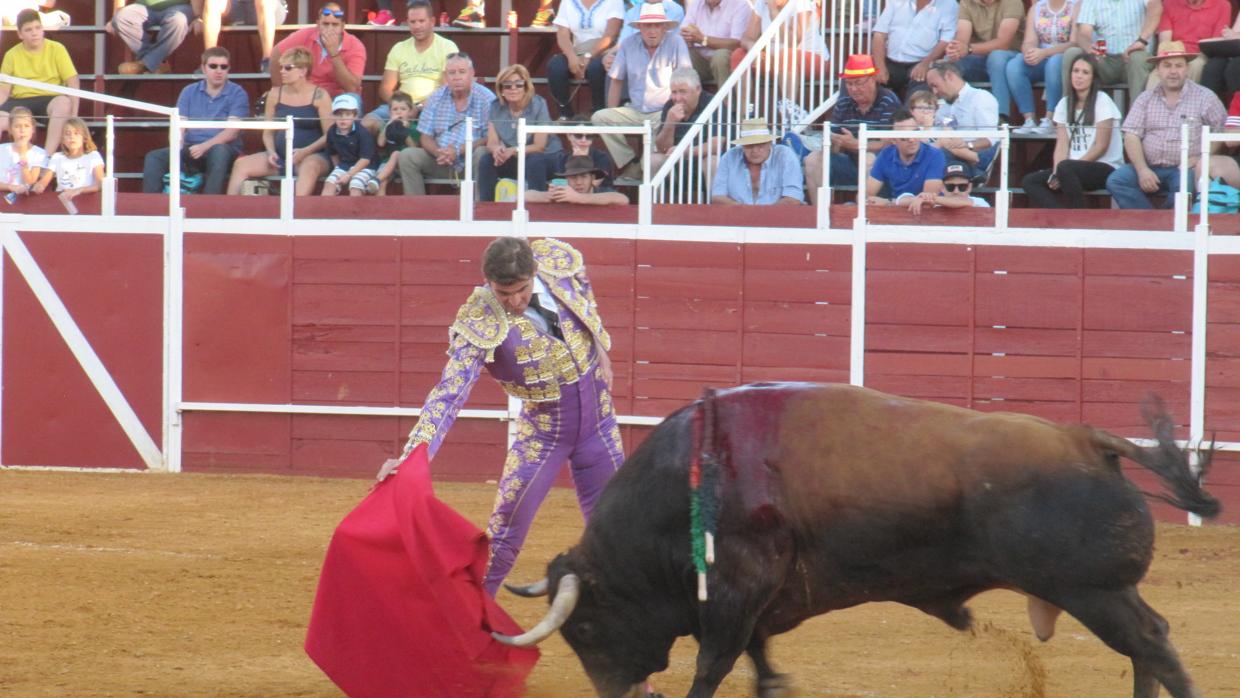 Eugenio de Mora, toreando con la diestra al astado del triunfo