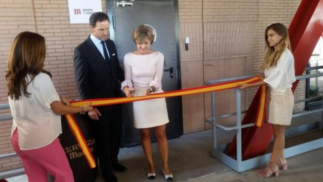 Tejerina inaugurando la bodega de barricas de la cervecera Mahou San Miguel en Alovera