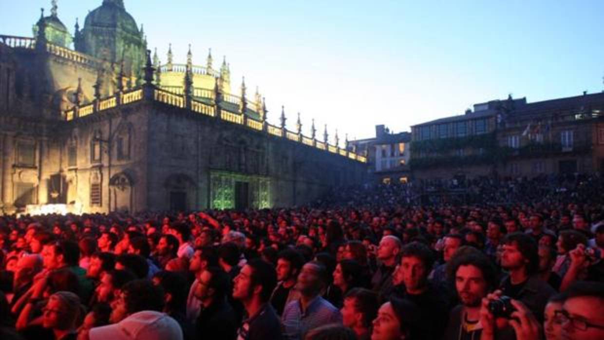 Varias personas asisten a un concierto en la Praza da Quintana, en Santiago