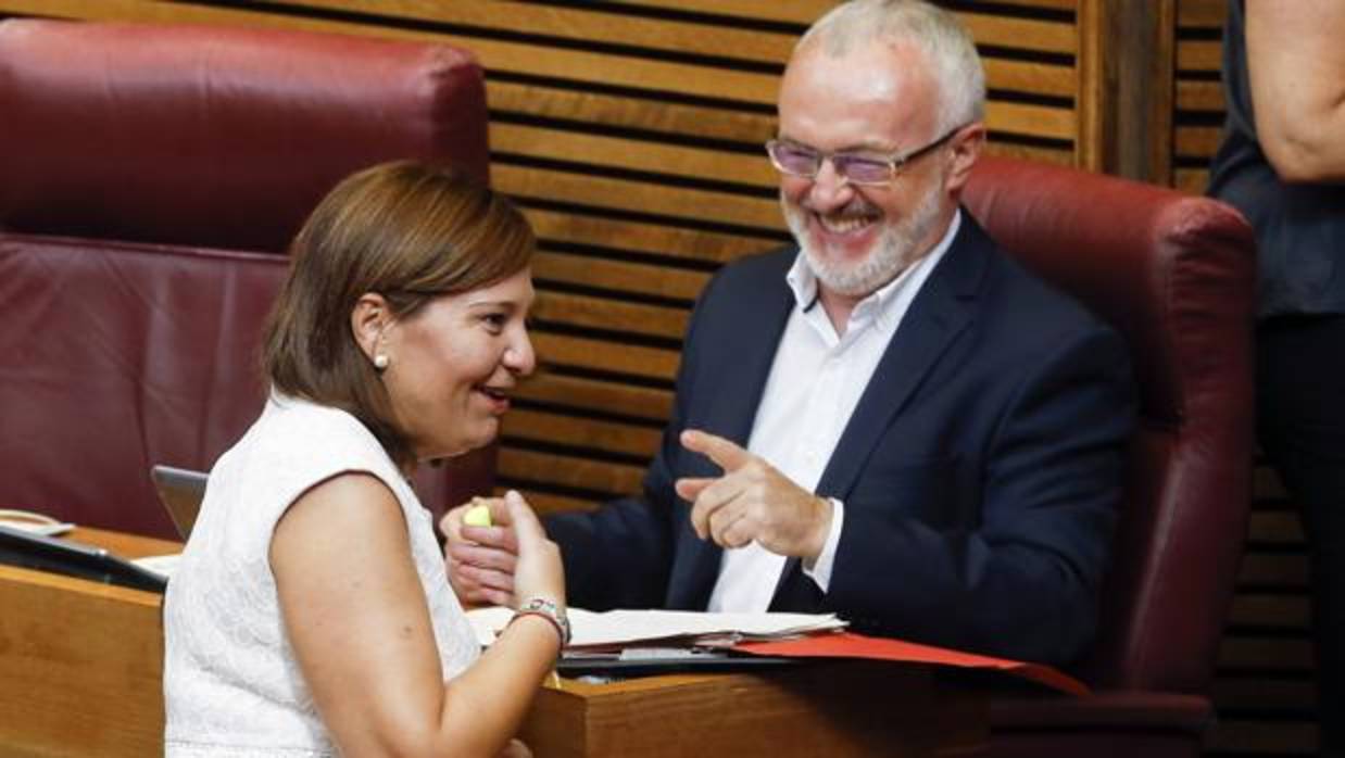 Imagen de la presidenta del PPCV, Isabel Bonig, junto al diputado de Podemos Antonio Montiel