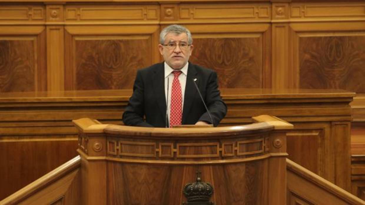 Ángel Felpeto, interviene desde la tribuna en el Pleno de las Cortes