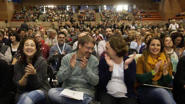 El partido de Colau se fragmenta al llamar al voto en el 1-O