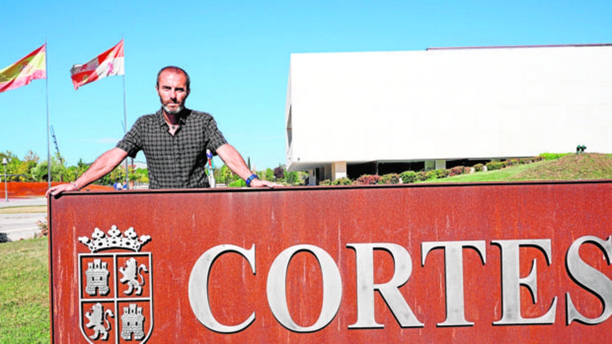 El exdirigente socialista frente a la fachada de las Cortes de Castilla y León