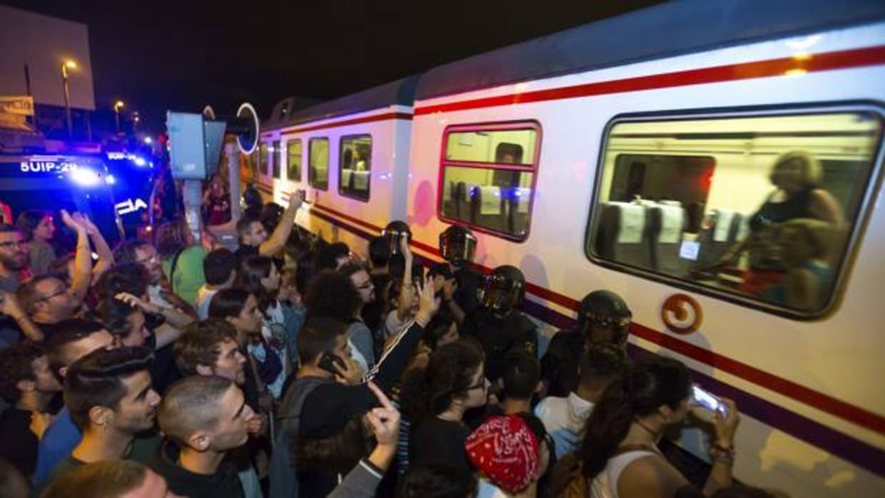 Imagen de los antidisturbios de la Policía Nacional en la noche del viernes en las vías del tren en Murcia