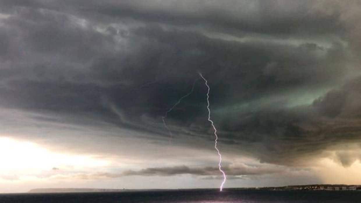 Imagen de la tormenta descargada ayer en Alicante