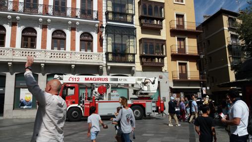 La autoescalaa del parque de Bomberos, aparcada en Zocodover