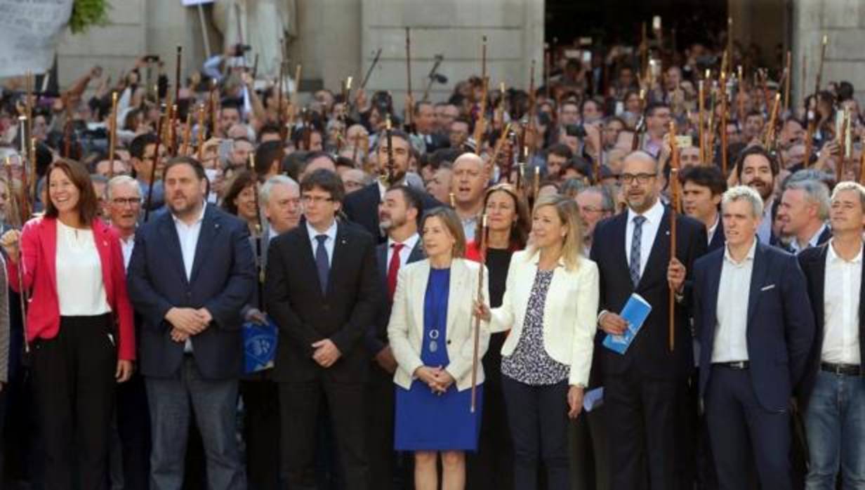 Puigdemont, Forcadell y los cientos de alcaldes investigados por colaborar para el 1-O