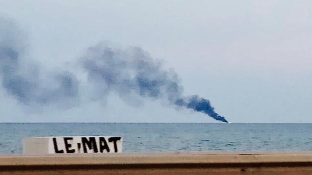 Un velero rescata a dos tripulantes de otro barco en llamas frente a Alicante